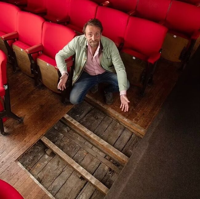 Şeksprin səhnəyə çıxdığı teatrın palıd döşəmələri tapıldı